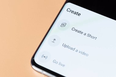 New York, ABD - 2 Ağustos 2022: Akıllı telefon ekranında kısa youtube videosu oluştur
