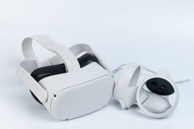 New York, ABD - 3 Eylül 2022: Meta oculus gözlük denetleyici beyaz stüdyo arka planında izole edildi