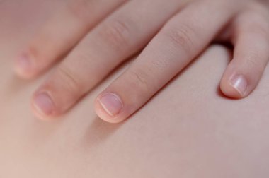 Cilt arka planındaki bebek elini rahatlat. 