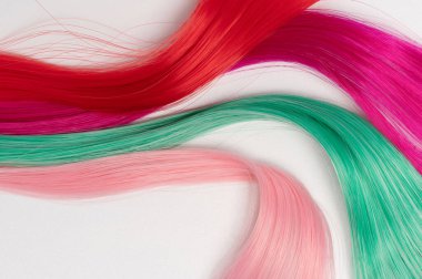 Beyaz stüdyo arka planında izole edilmiş renkli saç telleri