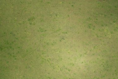 Üst dron görünümünün üzerindeki yeşil boş çimen alanı
