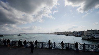 İstanbul, Türkiye - 24 Mart 2022: İstanbul 'da çok sayıda balıkçı köprüden balık yakaladı