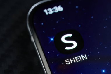 New York, ABD - 5 Mayıs 2022: Akıllı telefon ekranındaki Shein Mobil uygulaması