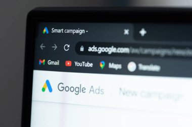 New York, ABD - 3 Haziran 2022: Google reklamları dizüstü bilgisayar ekranında akıllı kampanya