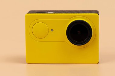 Sarı aksiyon kamera ön görünümü kahverengi arkaplanda izole