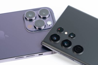 New York, ABD - 8 Kasım 2022: Apple iphone maksimum 14 pro ve Samsung s22 ultra akıllı telefon kamera şirketi 