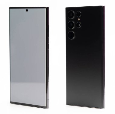 Stüdyo arka planında izole edilmiş büyük kameralı modern akıllı telefonun görüntüsü