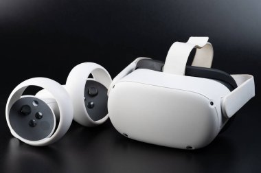 Siyah stüdyo arka planına izole edilmiş beyaz plastik VR set kiti.