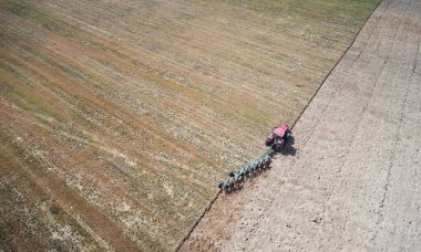 Traktör tarım arazisi hava aracı görünümünde makine küreme aracı taşıyor