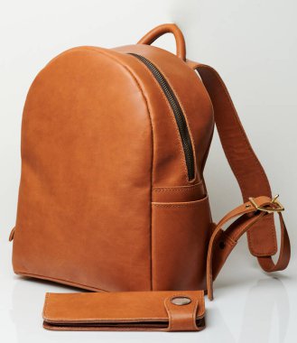 Stüdyo arka planında izole edilmiş basit kahverengi deri çantalar.