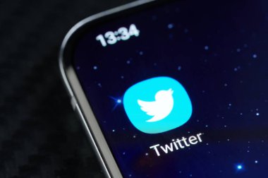 New York, ABD - 5 Mayıs 2022: Akıllı telefon ekranındaki Twitter sosyal medya mobil uygulaması