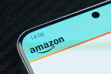 New York, ABD - 5 Mayıs 2022: Akıllı telefon ekranında Amazon çevrimiçi dükkan uygulamasını başlat
