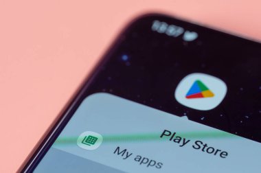 New York, ABD - 28 Temmuz 2022: Google Play Store akıllı telefon ekranı yakın görüntüsü