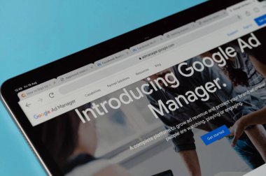 New York, ABD - 20 Ağustos 2022: Tablet ekran makrosu üzerindeki resmi Google reklam yöneticisi mavi arkaplan görünümünü kapatıyor