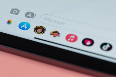 New York, ABD - 11 Ekim 2022: Sohbet ekrandaki makro ekranda gönderiliyor