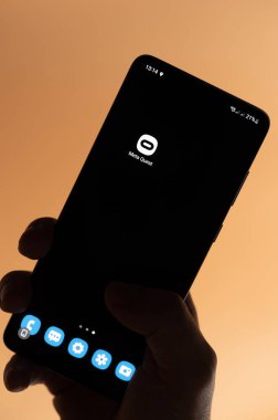 New York, ABD - 4 Kasım 2022: Kahverengi arka planda izole edilmiş akıllı telefon üzerindeki açık meta araştırma uygulaması