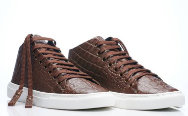 Beyaz stüdyo arka planında izole edilmiş kahverengi deri ayakkabılar.