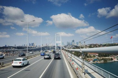 İstanbul, Türkiye - 24 Mart 2022: Güneşli bir günde İstanbul Köprüsü 'nde trafik