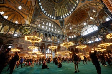 İstanbul, Türkiye - 24 Mart 2022: Sophie camiinin içinde insanlar etrafa bakınıyor