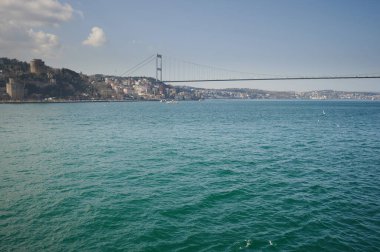 İstanbul Boğazı 'ndaki İstanbul Köprüsü güneşli bir günde tekneden görünüyor