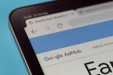 New York, ABD - 20 Ağustos 2022: Tablet ekran makrosu üzerindeki Google Admob servisi mavi arkaplan görüntüsünü kapat