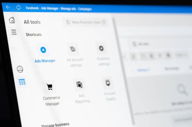 New York, ABD - Eylül 1, 2022: Laptop ekran makro yakın görünüm arka planı Facebook Ads Manager uygulaması