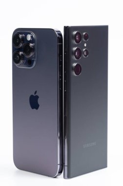 New York, ABD - 8 Kasım 2022: Arka arkaya Apple iPhone 14 profesyonel ve samsung Galaxy s22 ultra akıllı telefon izole edildi