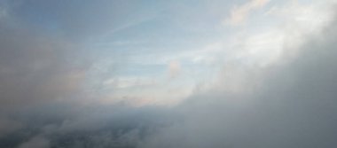 Mavi gökyüzündeki yumuşak bulutların ortasında yakın çekim görüntüsü