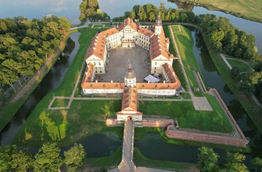 Nesvizh 'deki eski şato yaz mevsiminde insansız hava aracı görüntüsü