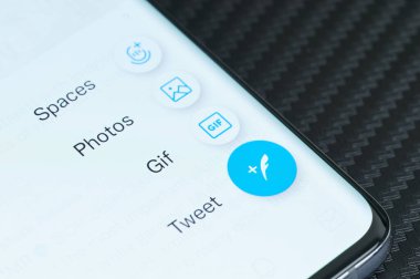 New York, ABD - 5 Mayıs 2022: Akıllı telefon ekranında twitter uygulamasında yeni ileti oluşturuluyor