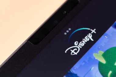 New York, ABD - 2 Ağustos 2022: Disney + laptop ekranındaki video buhar servisi