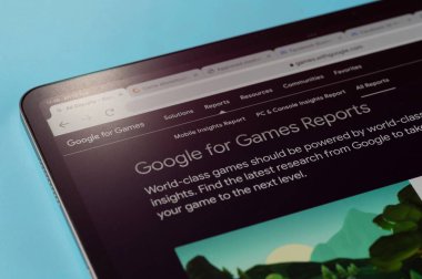 New York, ABD - 20 Ağustos 2022: Google 'da tablet ekran makrosu üzerindeki oyun reklamı raporlarının kontrol edilmesi