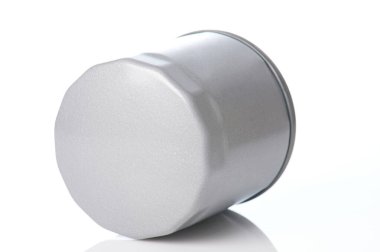 Stüdyo arka planında izole edilmiş araba için yeni gri yağ filtresi