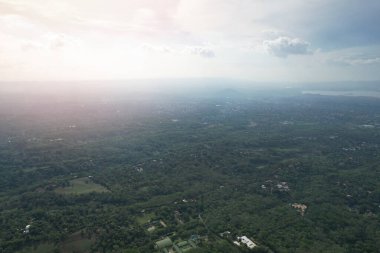 Sisli Managua şehri güneşli bir günde hava aracı görüntüsü