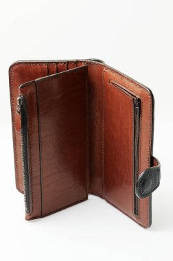 Stüdyo arka planında nakit cepleri olan açık deri cüzdan.