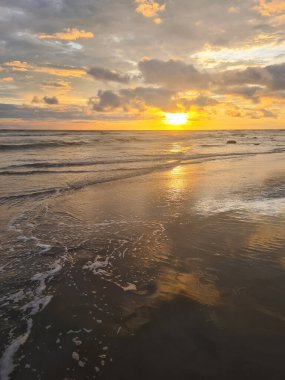 Renkli gün batımı arka planı. Turuncu renkli okyanus dalgaları ufuk çizgisi