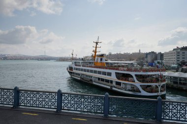 İstanbul, Türkiye - 24 Mart 2022: İstanbul limanında İstanbul Boğazı manzaralı feribot 
