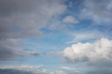 Mavi atmosferde bulutlu bir gökyüzü. Hava durumu teması