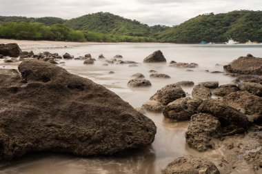 Kumsalda kahverengi taşlar İpeksi yumuşak suyla