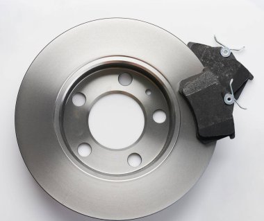 Yeni temiz metal araba freni stüdyo arka planında izole edildi