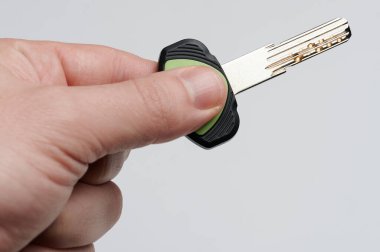 İçinde çip olan metal anahtar stüdyo arka planında izole.