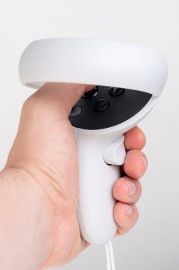 Video oyunları teması oynuyorum. Düğmeleri olan beyaz joystick 'i tut