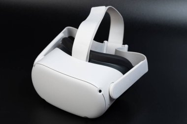 Siyah madde arka planında beyaz sanal gerçeklik başlığı izometrik görünümü