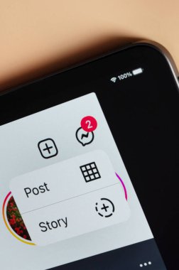 New York, ABD - 2 Ağustos 2022: Instagram 'da akıllı telefon ekranında yeni bir yazı hazırlama