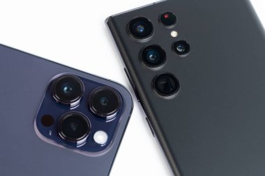 New York, ABD - 8 Kasım 2022: Büyük kameralar Apple iPhone en fazla 14 pro ve samsung Galaxy s22 ultra akıllı telefon yakın görüntüsü
