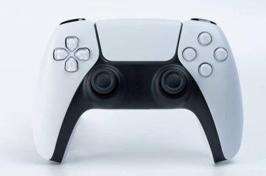 Stüdyo arka planında sopaları olan siyah beyaz oyun denetleyicisi