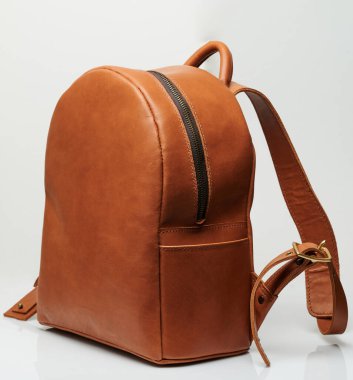 Stüdyo arka planında cep harici modern kahverengi sırt çantası