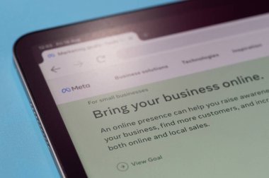 New York, ABD - 20 Ağustos 2022: İşinizi tablet ekran makrosu üzerindeki meta sayfa üzerinden mavi arkaplan görünümünü kapatın