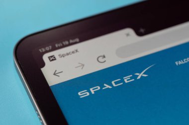 New York, ABD - 20 Ağustos 2022: Tablet ekran makrosu üzerindeki resmi uzayX web sayfası mavi arkaplan görünümünü kapatıyor