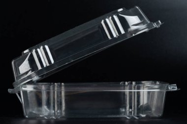 Şeffaf boş yiyecek kutusu yan görünümü siyah arkaplanda izole